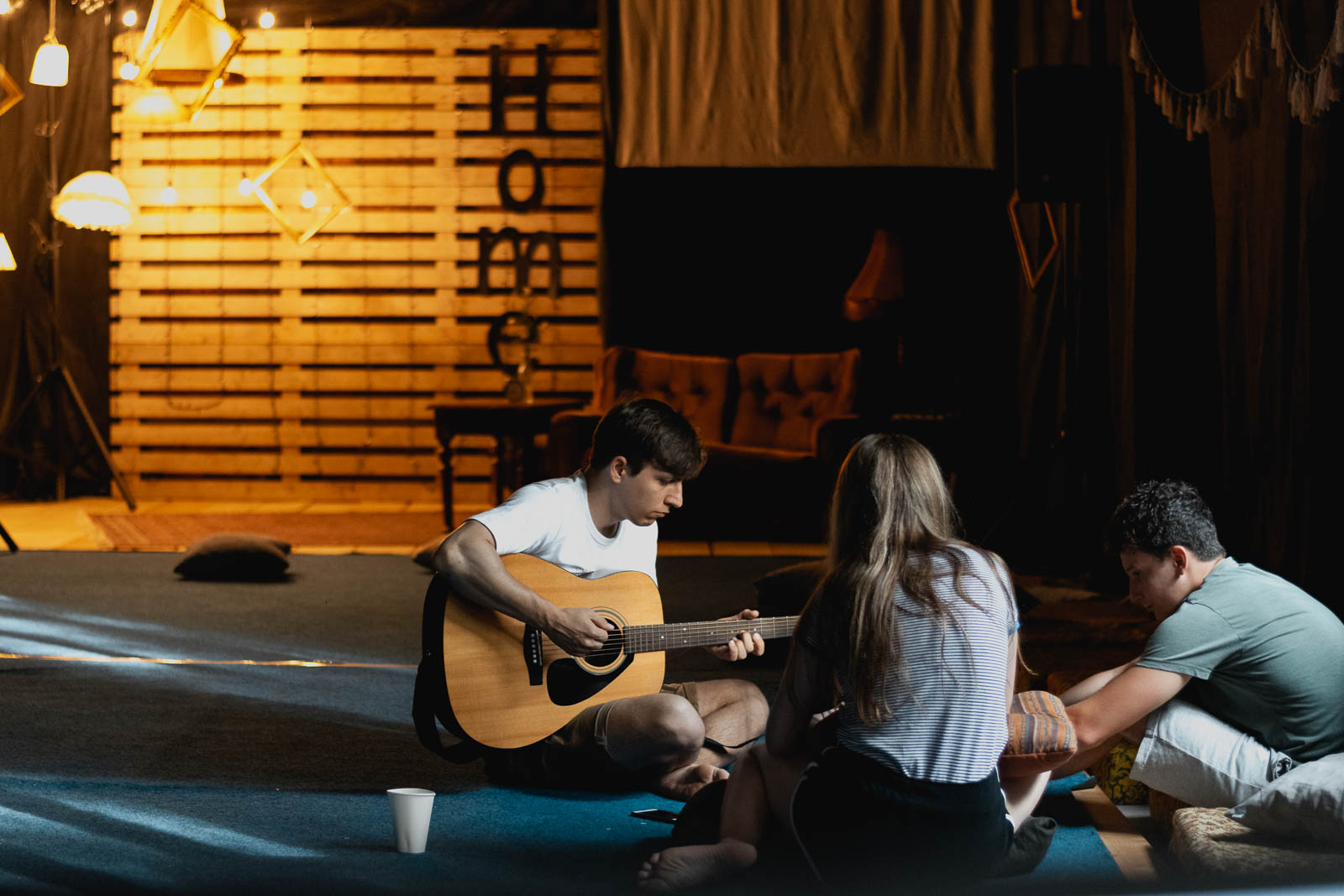 Spoločné rozhovory s priateľmi hrajúcimi na gitare na campe