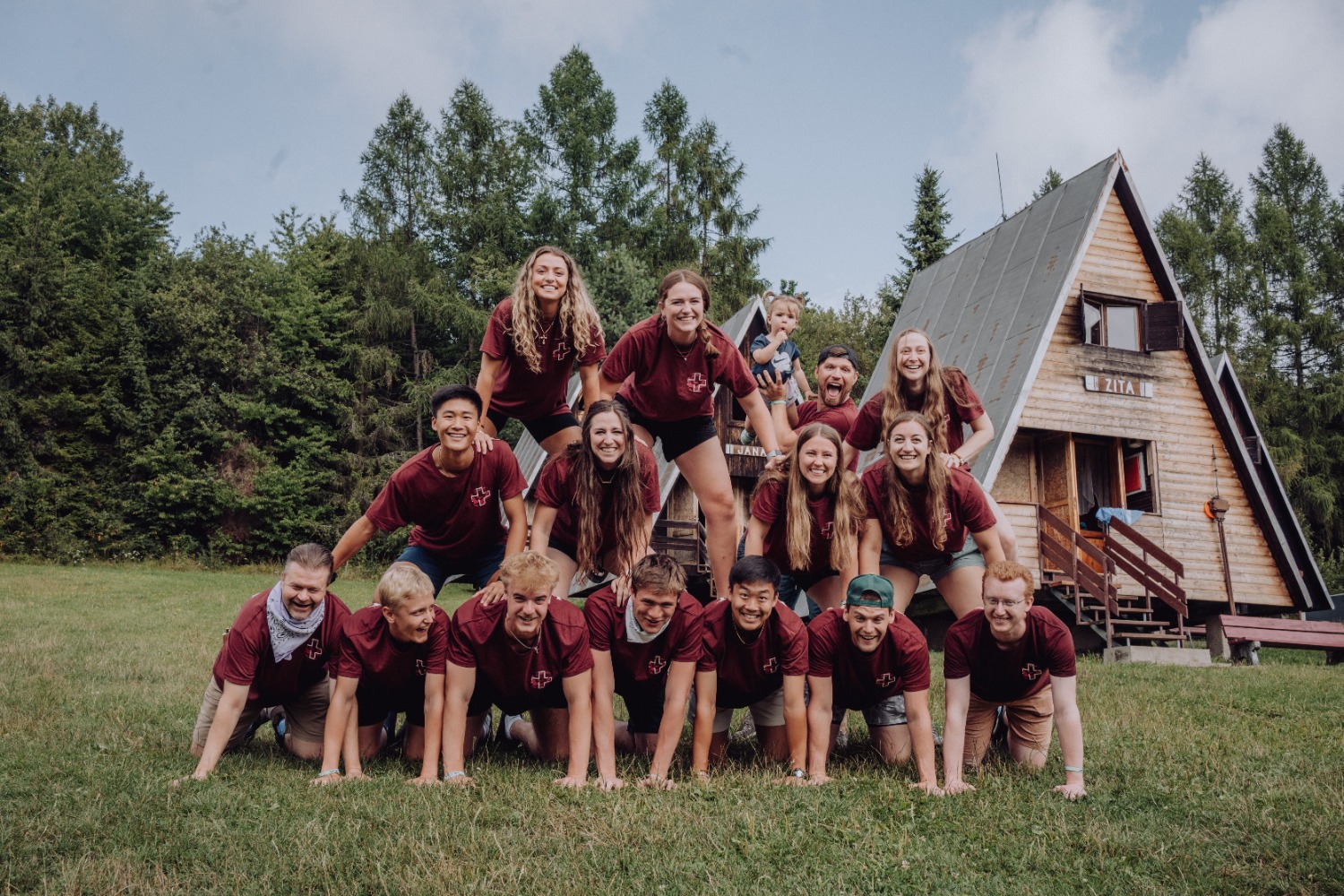 Skupina priateľov na letnom anglickom tábore KECY Camp Prešov