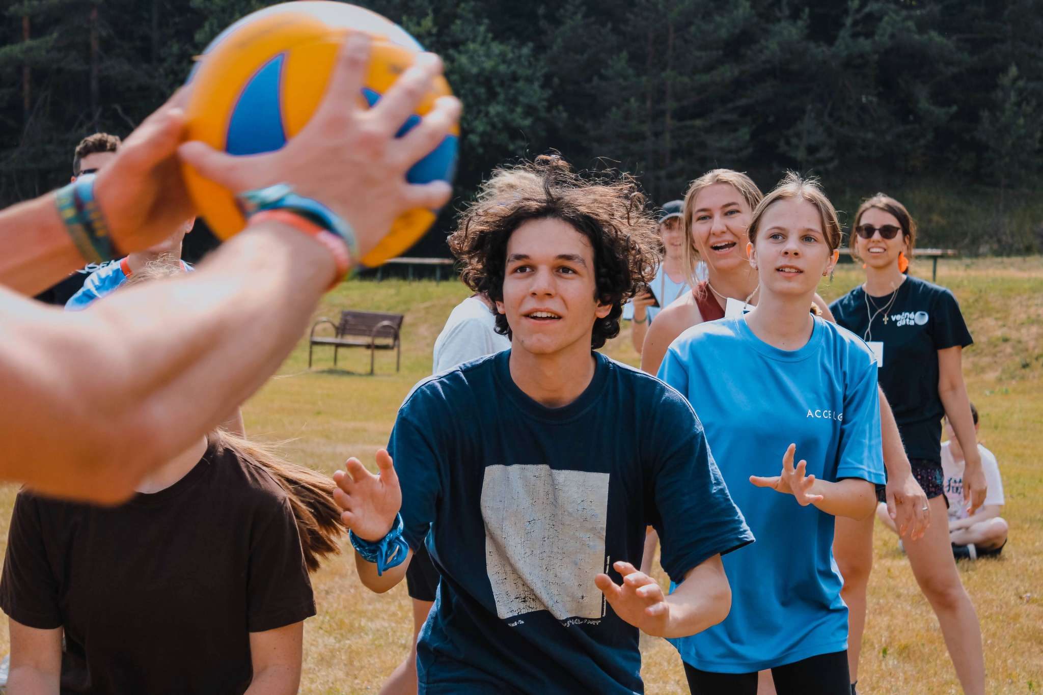 Mladí ľudia hrajúci volejbal